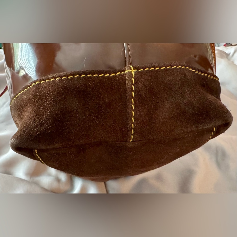 Dooney & Bourke Brown Patent Leather Venus Lee Tote Suede Bottom Red Interior - Picture 13 of 16